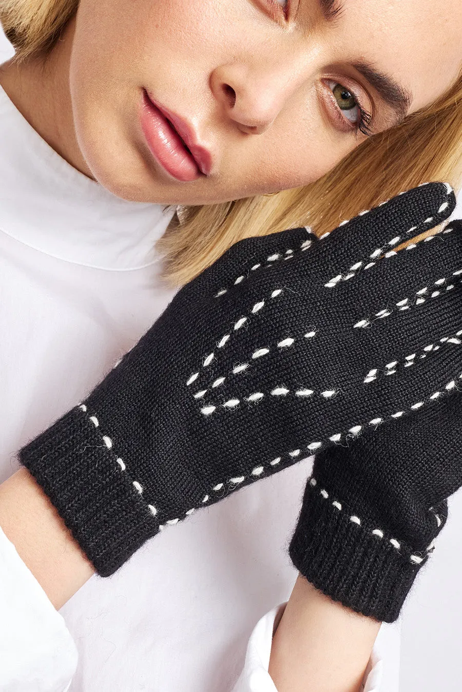 Willa Gloves Baby Alpaca Color Black & Ecru