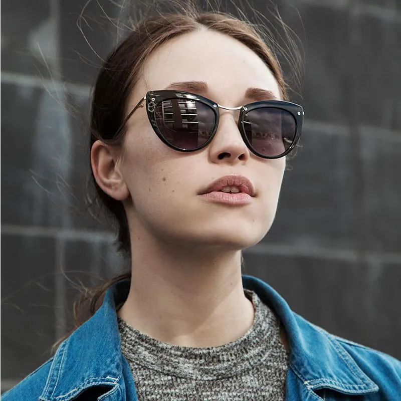 Women's Elegant Cat Eye Sunglasses With Metal Temples 9802
